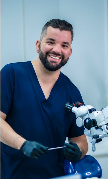 Dr. José Chirinos Oraa en su consultorio